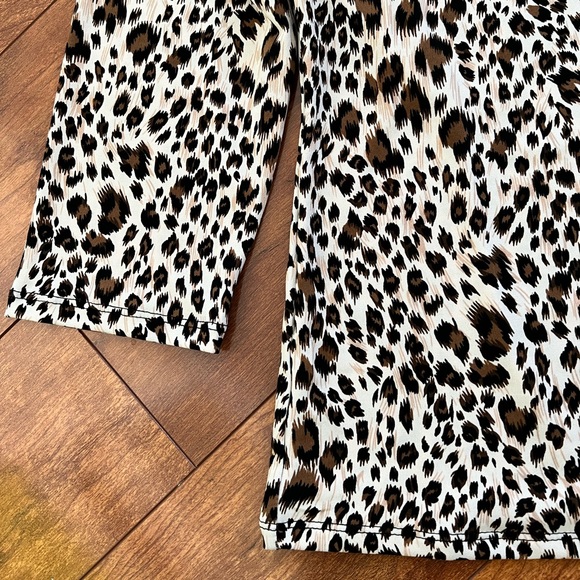 NWT CARMEN Carmen Marc Valvo 3/4 Sleeve Animal Print Blouse - Picture 7 of 9